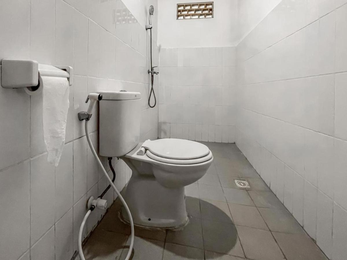 Aira Homestay Near Pantai Kuta Mandalika Mitra Reddoorz Bumbang Exterior foto