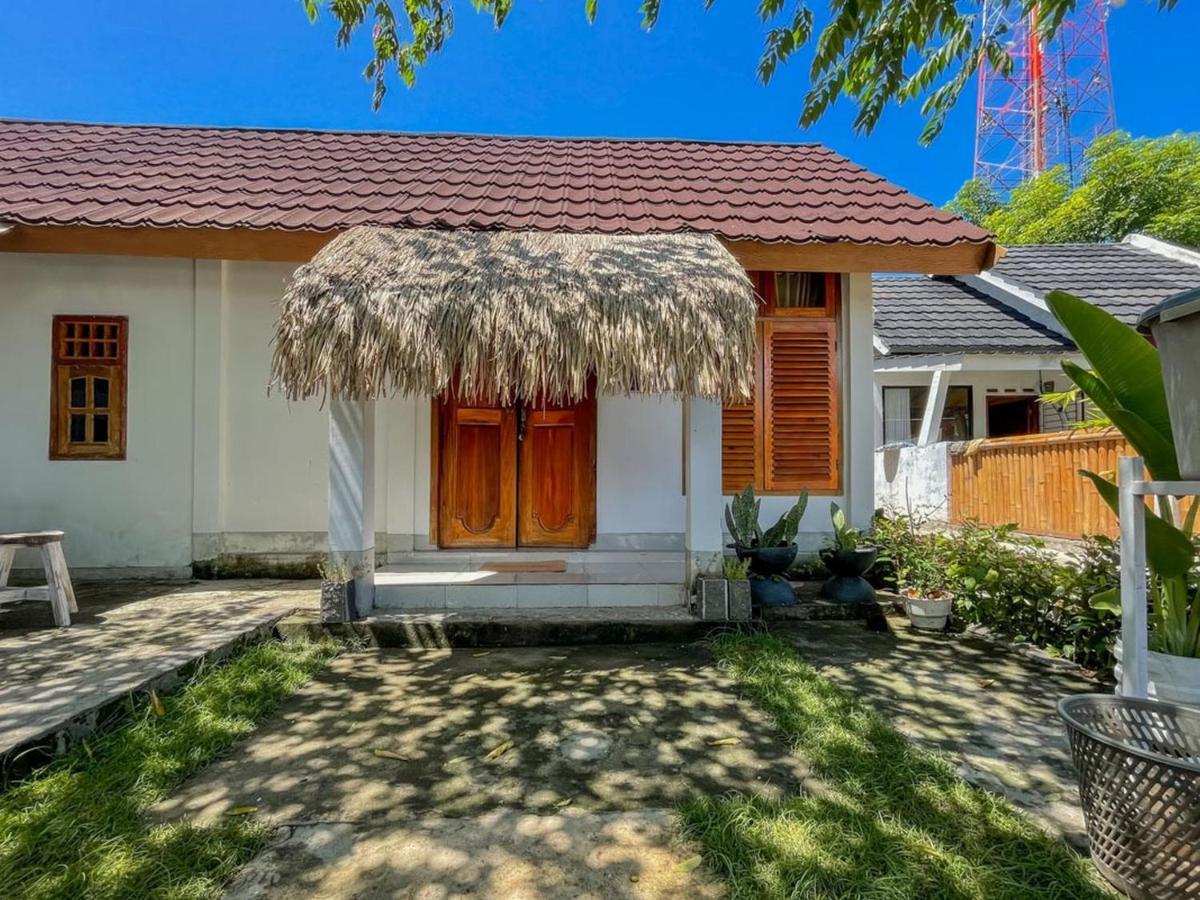 Aira Homestay Near Pantai Kuta Mandalika Mitra Reddoorz Bumbang Exterior foto